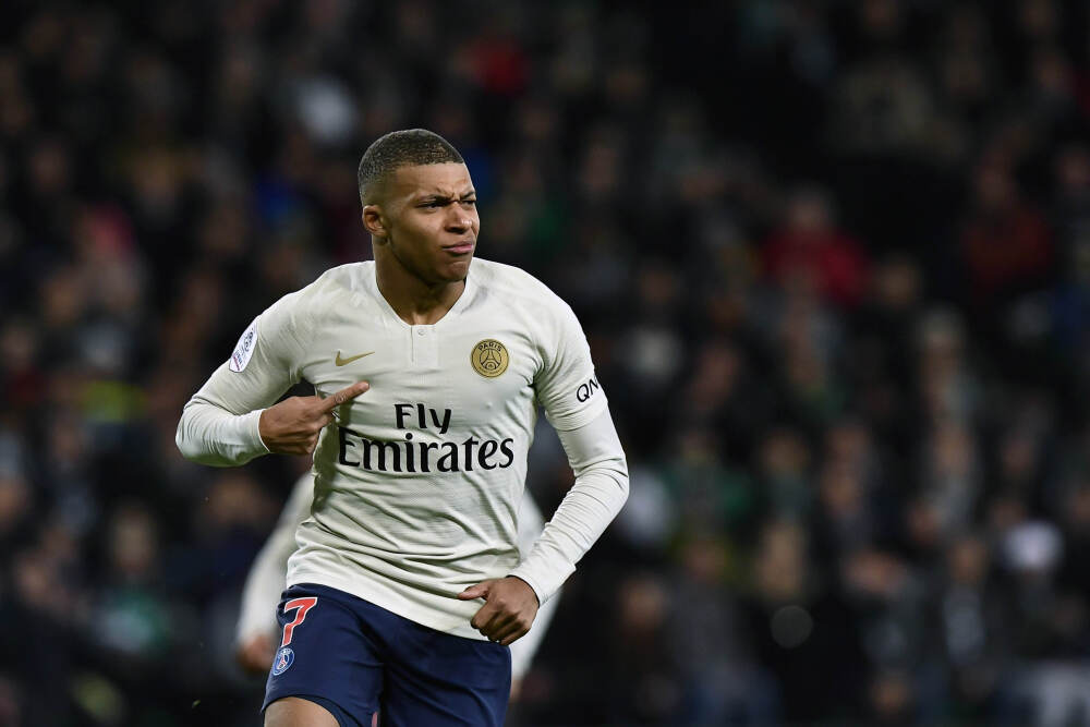 深灰修身U领T恤+浅蓝高腰牛仔裙，裸色夹脚凉鞋加细链，这女生的日常穿法把清爽活力拉满了